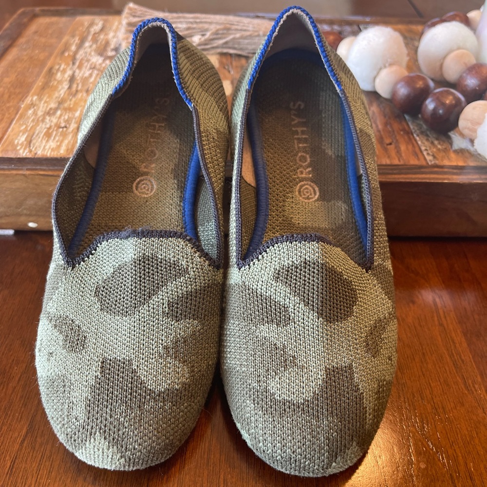 Size 1 girls Rothy’s - Excellent condition! Camo color